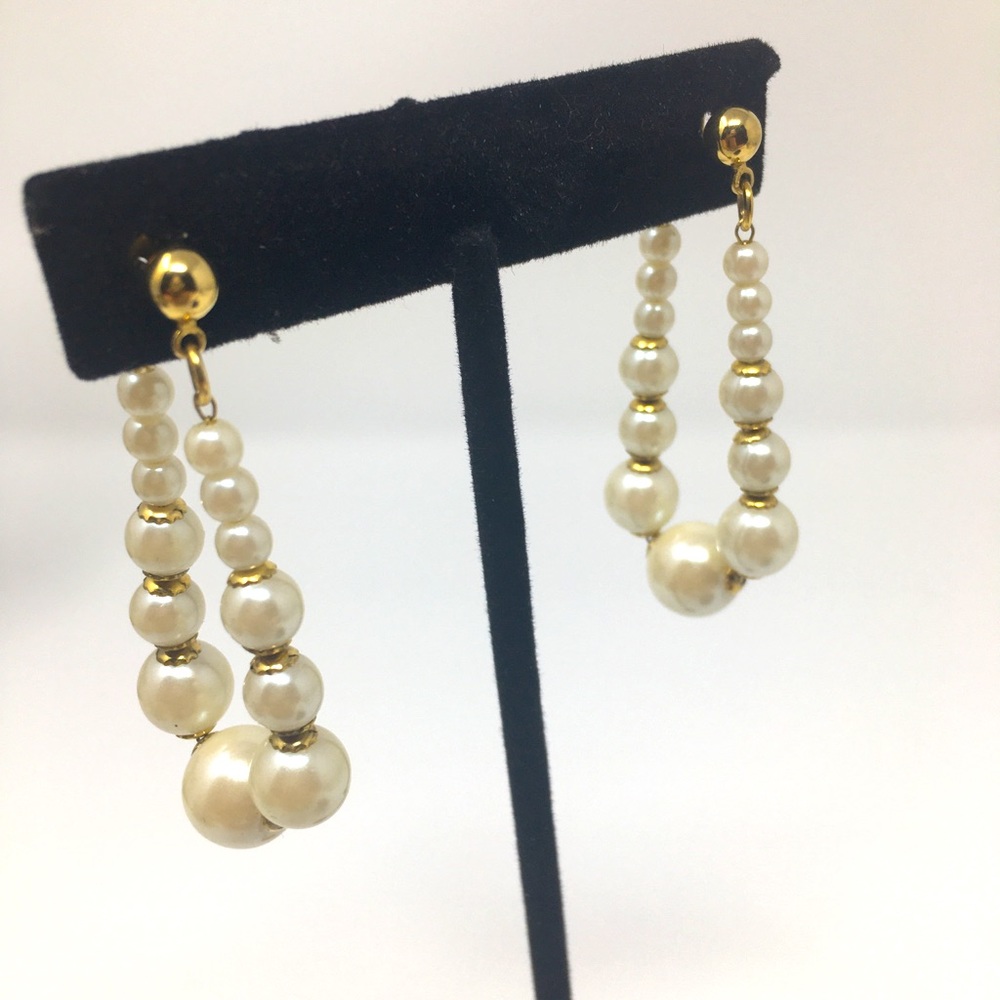 Vintage Signed Avon NR Pearl earrings.